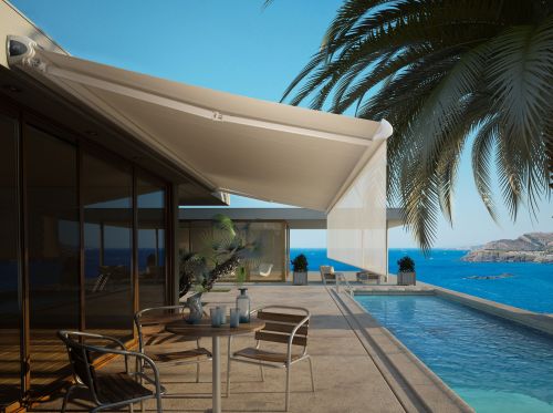 store banne coffre blanc avec toile beige et lambrequin enroulable au bord d'une piscine