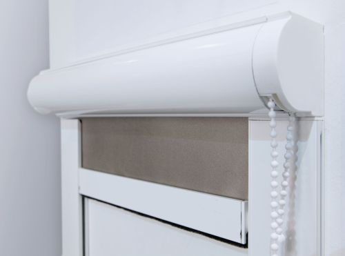 store enrouleur occultant avec coffre et guides de toile