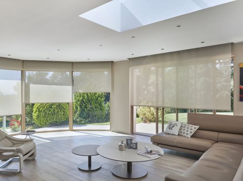 store enrouleur beige tamisant posé dans niches au plafond