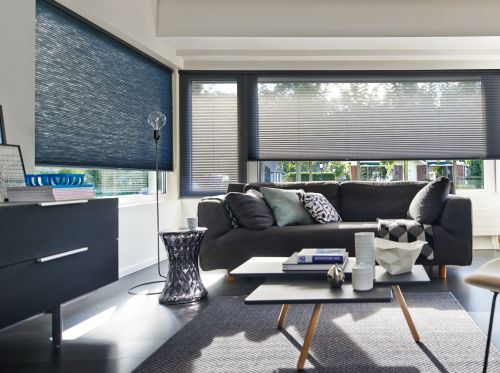 Store plissé gris tamisant salon