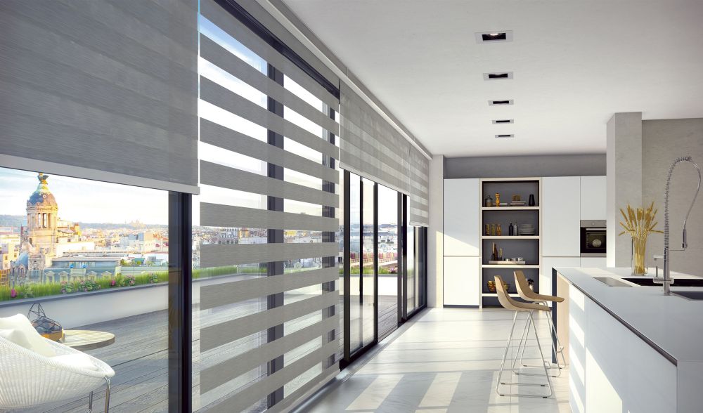 store enrouleur jour nuit gris avec coffre