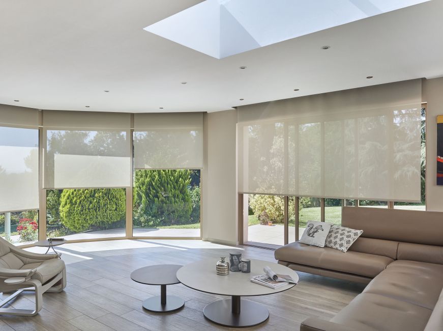 store enrouleur beige tamisant posé dans niches au plafond