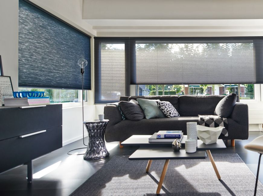 Store plissé gris tamisant salon