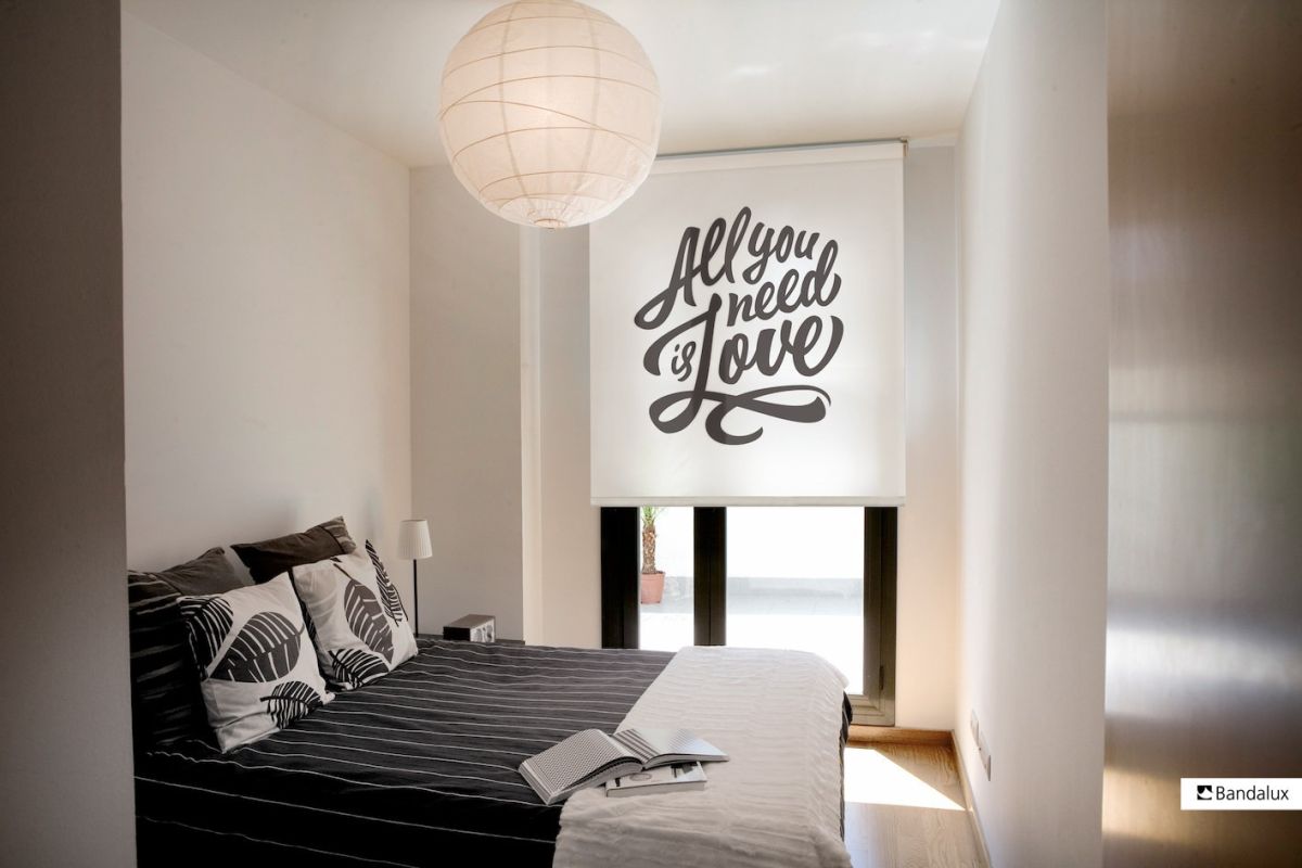 store enrouleur blanc avec inscription